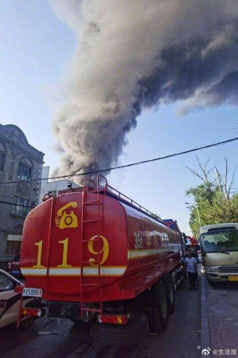 突发 黑烟冲天 哈尔滨一塑料制品厂起火