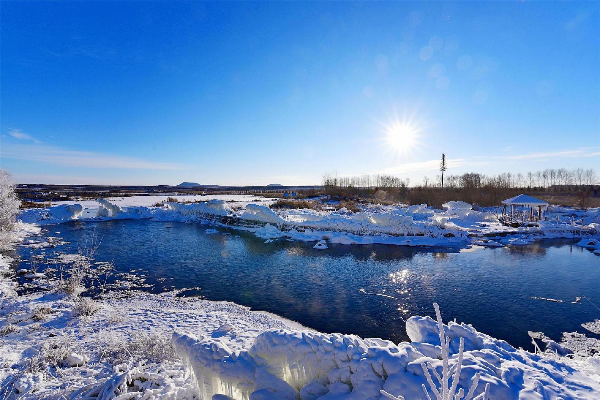 [微风][微风][微风]温泊景区是黑河市五大连池一处盆景式火山奇观它